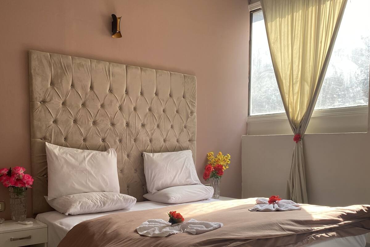Deluxe Single Room, City View | Meja, langsir/tirai gelap terus, kalis bunyi, seterika/papan seterika