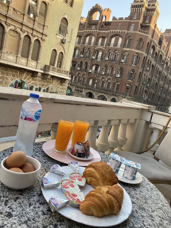 Bar (on property) - La Vida Hotel (Cairo)