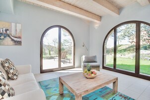 Televisión de pantalla plana, reproductor de DVD, piso con calefacción