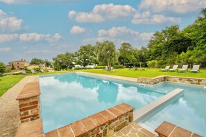 Piscina externa sazonal, guarda-sóis, espreguiçadeiras