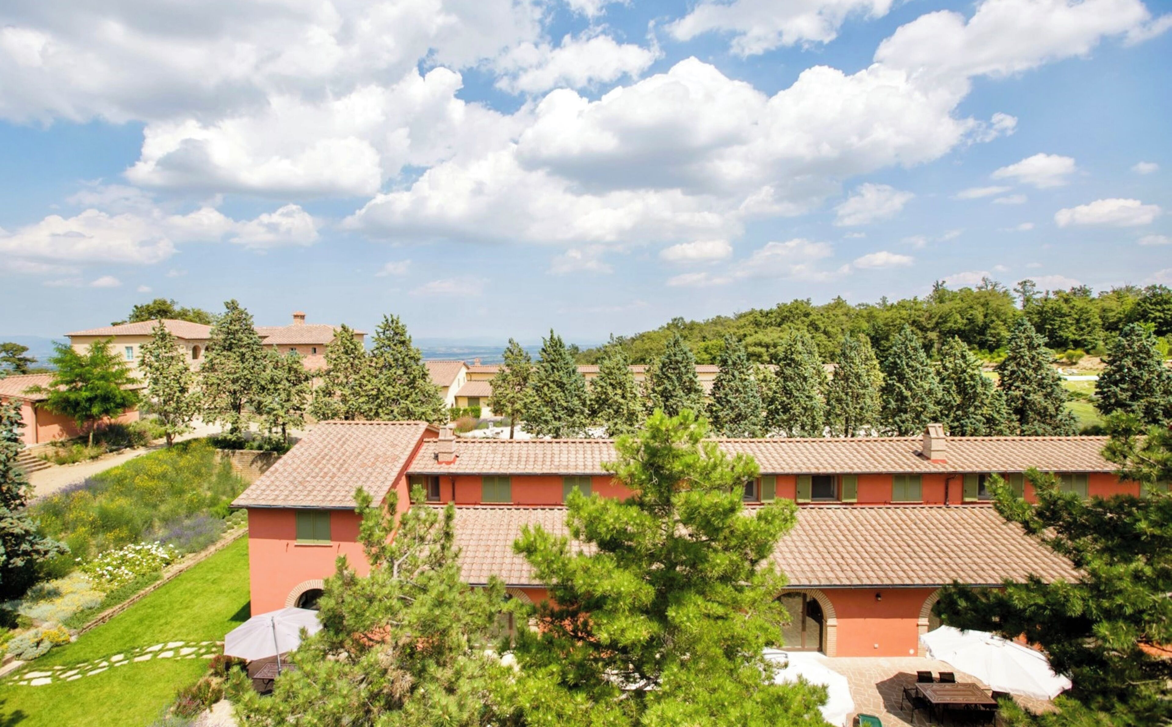 Un quartiere residenziale con diverse case, cielo sereno e vista sul mare.