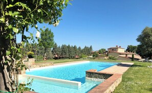 Seasonal outdoor pool, pool umbrellas, pool loungers - Luxury resort in the Tuscan countryside (Trequanda)