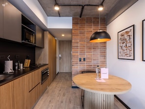 Køleskab, mikrobølgeovn, ovn, kogeplade