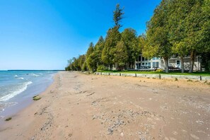 På stranden