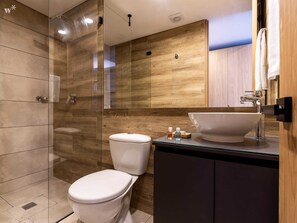 Shower, hair dryer, towels, shampoo