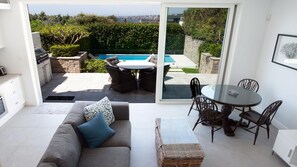 Smart TV - Seaside Bliss; a two bedroom apartment with a pool (Clovelly)