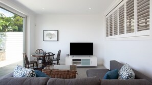 Smart TV - Seaside Bliss; a two bedroom apartment with a pool (Clovelly)