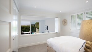 2 bedrooms, desk, iron/ironing board, free WiFi - Seaside Bliss; a two bedroom apartment with a pool (Clovelly)