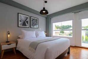 3 habitaciones, tabla de planchar con plancha, wifi y ropa de cama
