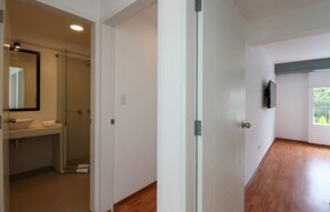 Regadera, secadora de cabello, toallas