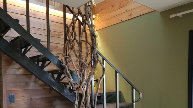 A staircase with a wooden wall and a metal railing. - St Georges, Gîte de Campagne, 50 Minutes de Chartres, 1h du Mans 1h50 de Paris (Arcisses)