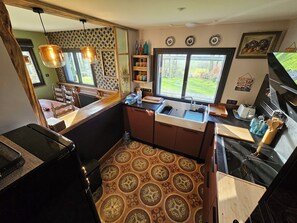 Fridge, microwave, oven, stovetop - St Georges, Gîte de Campagne, 50 Minutes de Chartres, 1h du Mans 1h50 de Paris (Arcisses)