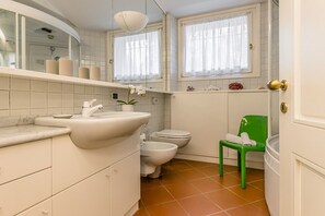 Bubbelbadkar, hårtork, bidé och handdukar