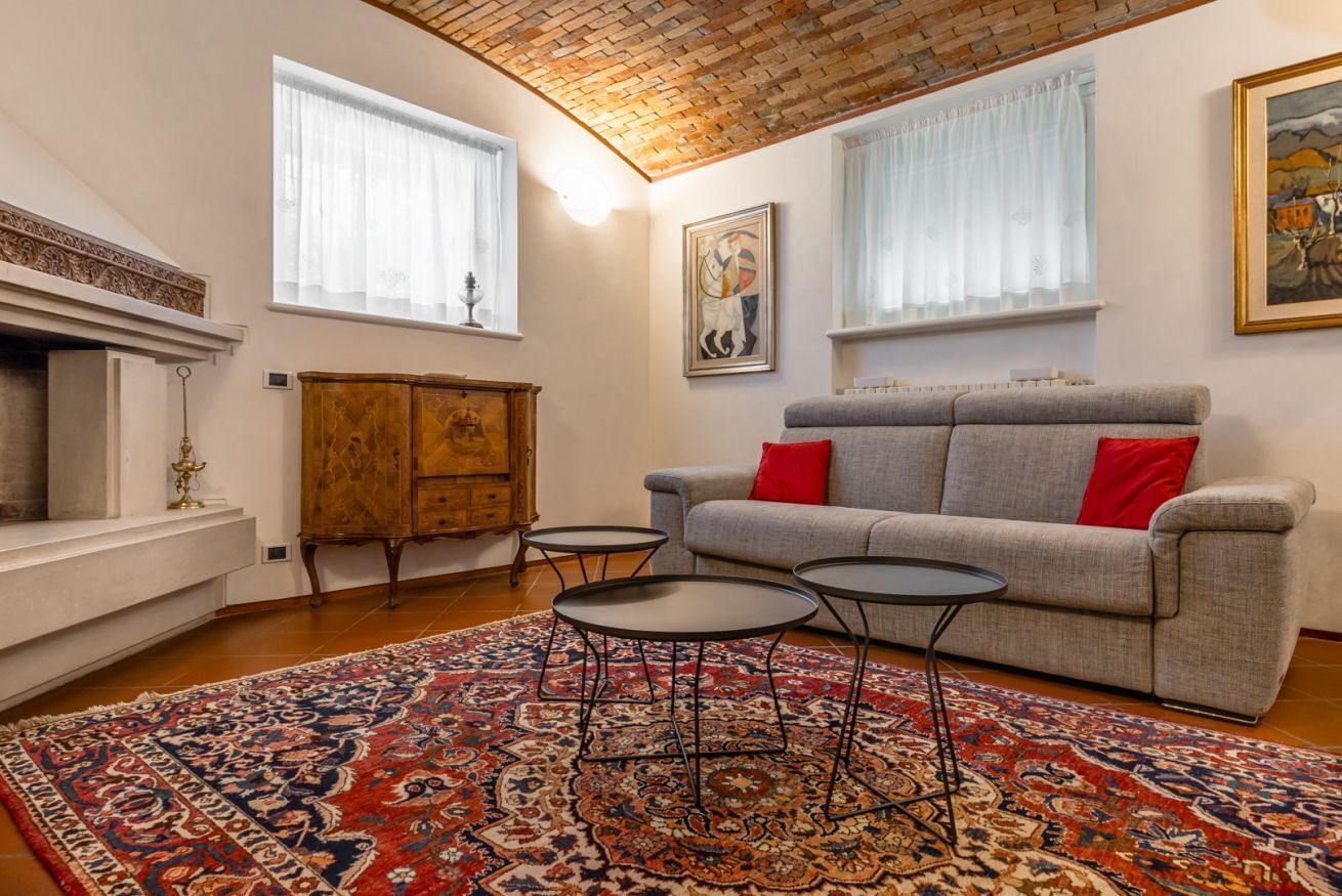 Una televisión, una chimenea