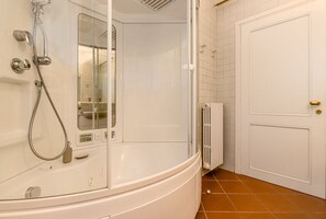 Vasca idromassaggio, asciugacapelli, bidet, asciugamani