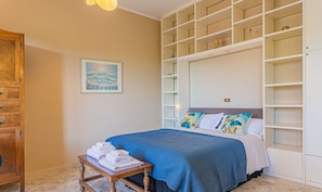 3 bedrooms, iron/ironing board, bed sheets