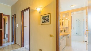 A hallway leading to a bathroom with a sink and shower. - Smile House By Apulia Accommodation (Bari)