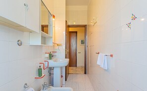 Dusche, Haartrockner, Bidet, Handtücher