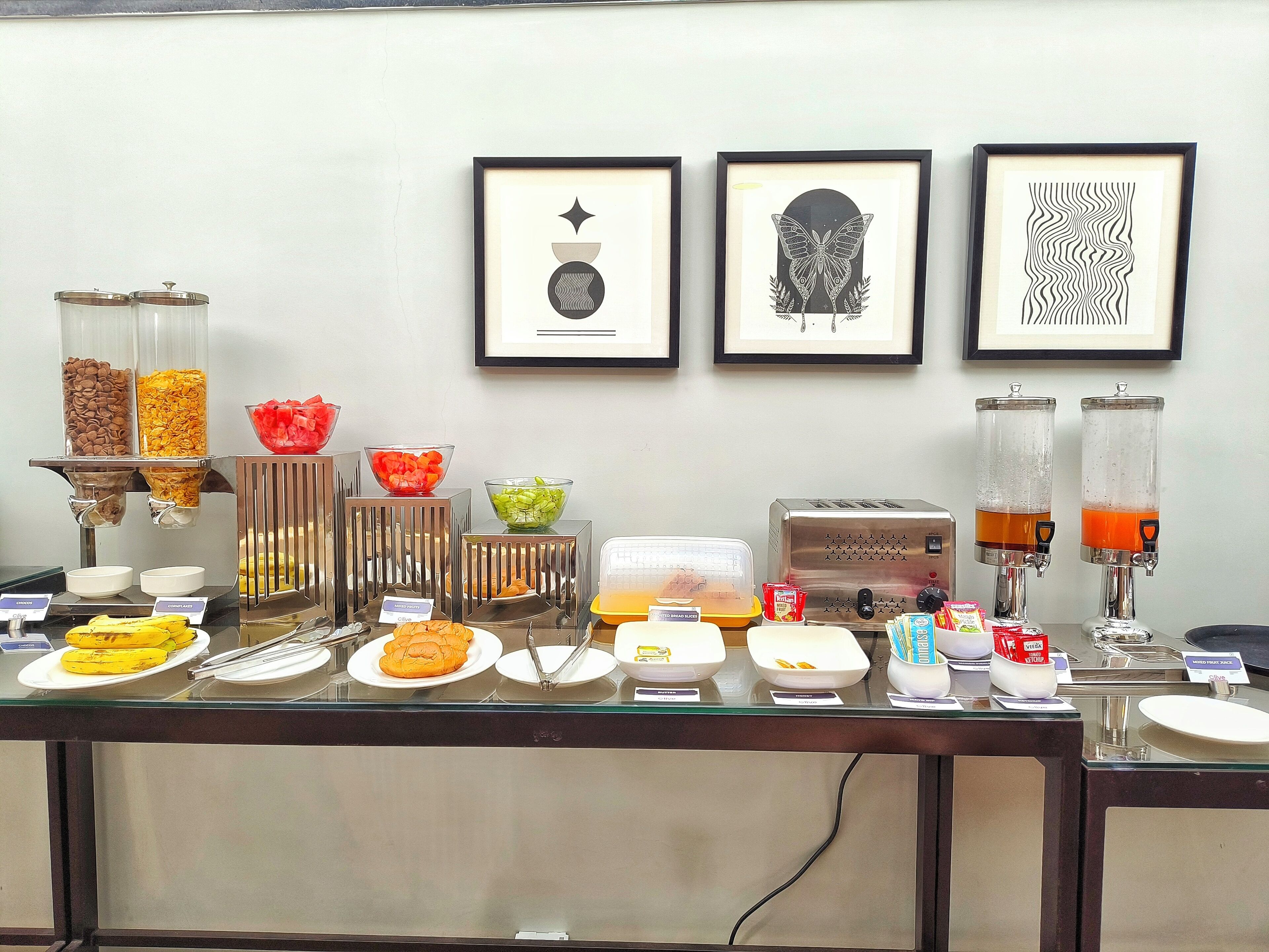 Un buffet proposant une variété d’aliments et d’accompagnements, notamment des fruits, des céréales et des boissons.