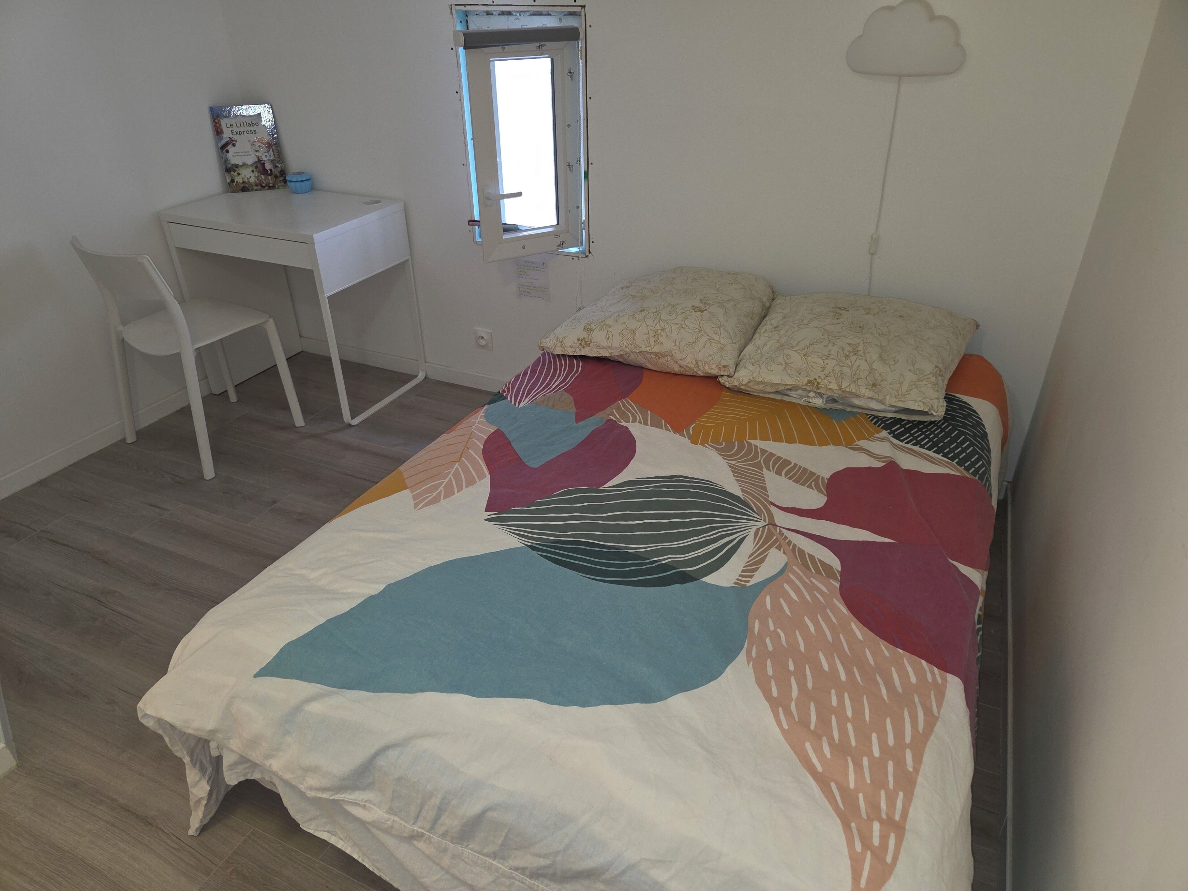 2 quartos, ferros/tábuas de passar roupa, berço de viagem