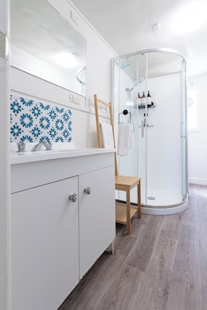 Hair dryer, towels - Charming Inner City Stay with parking & wifi (Launceston)