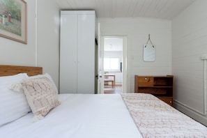 3 bedrooms, iron/ironing board, free WiFi - Charming Inner City Stay with parking & wifi (Launceston)