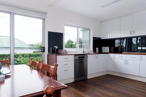 Refrigerador, microondas, horno y lavavajillas 