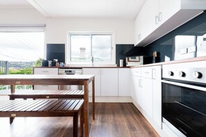 Kühlschrank, Mikrowelle, Ofen, Geschirrspüler