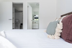 3 bedrooms, iron/ironing board, free WiFi, bed sheets - The Cosy Spot - with Parking (Mowbray)