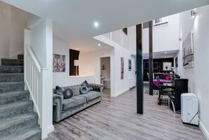 Apartamento Confort | Zona de estar | Una televisión de pantalla plana