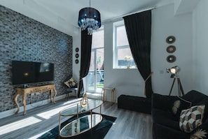 Apartamento clásico | Zona de estar | Una televisión de pantalla plana