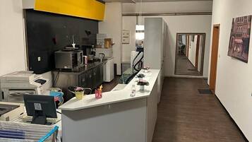 Standardzimmer | Gemeinschaftsküche | Kühlschrank, Ofen, Herdplatte, Kochgeschirr/Geschirr/Besteck