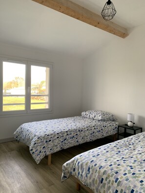 2 slaapkamers, een strijkplank/strijkijzer, gratis wifi, beddengoed