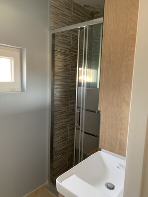 Douche, sĂšche-cheveux, serviettes fournies, papier toilette