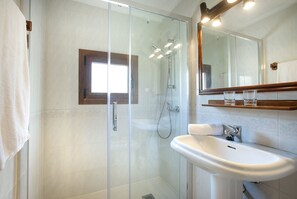 Ducha, secador de pelo, toallas y papel higiénico