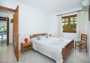 4 bedrooms, desk, iron/ironing board, free WiFi