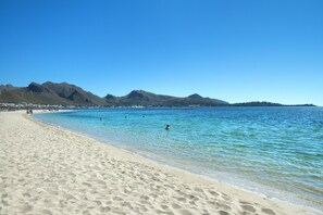 Una spiaggia nelle vicinanze