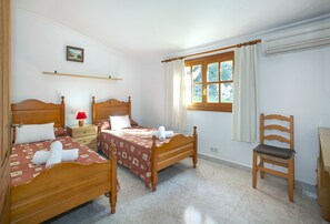 4 chambres, coffre-fort, fer et planche à repasser, lit de bébé portatif