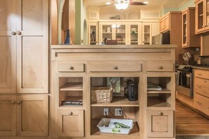 冷蔵庫、電子レンジ、オーブン、コンロ