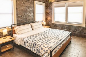 1 quarto, escrivaninha, ferros/tábuas de passar roupa, berço de viagem