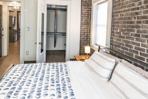 1 habitación, escritorio, tabla de planchar con plancha y cuna de viaje 