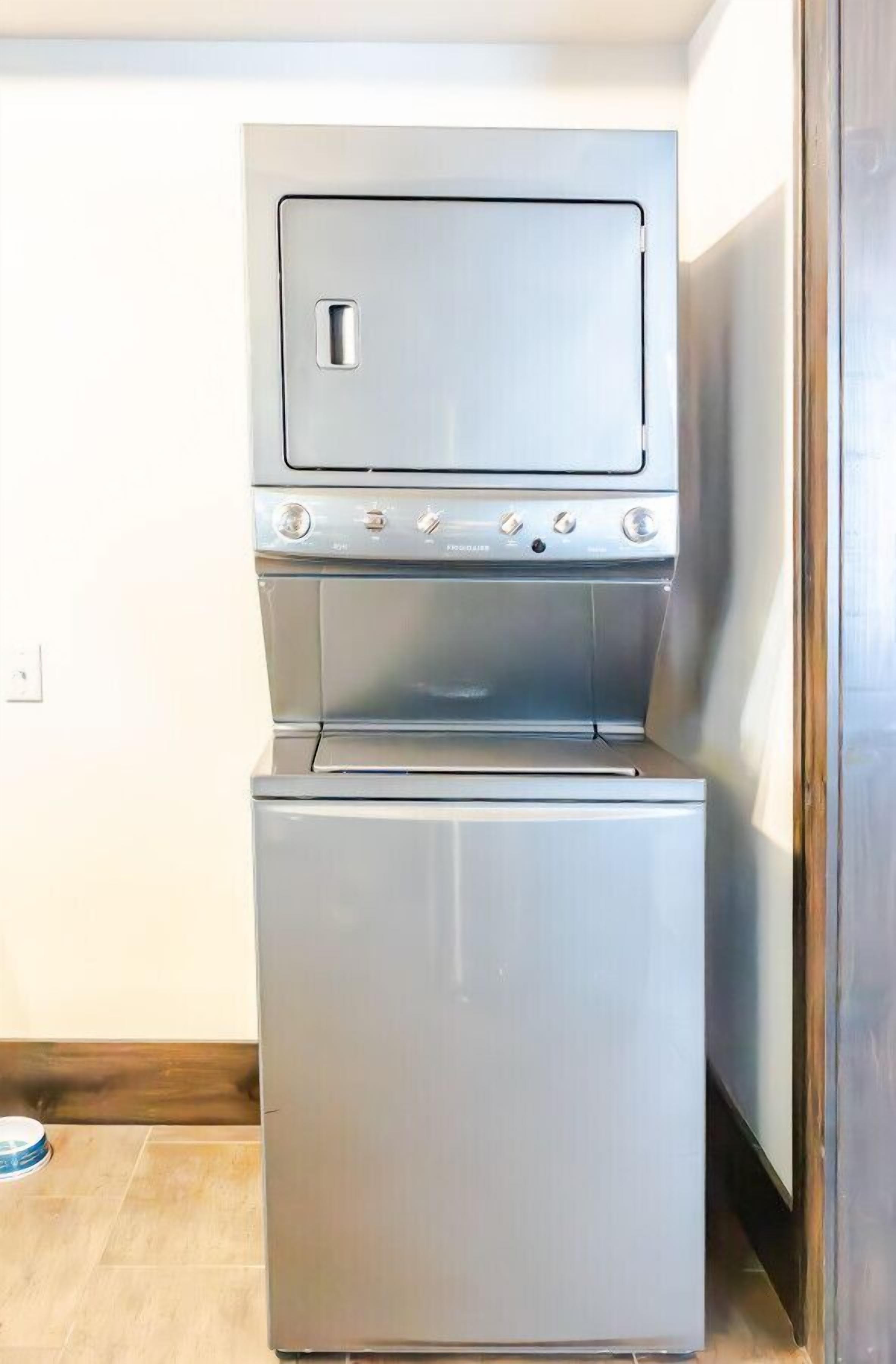Une cuisine compacte dotée d’un four et d’un réfrigérateur intégrés.