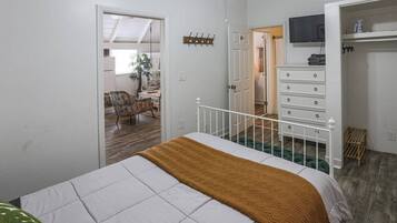 Desk, iron/ironing board, travel cot, WiFi