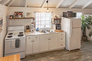 Fridge, microwave, oven, stovetop - Blackbeard`s Rendezvous - Downtown Danish Villa (Christiansted)