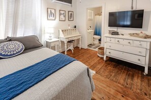 1 sovrum, skrivbord, strykjärn/strykbräda och resesäng