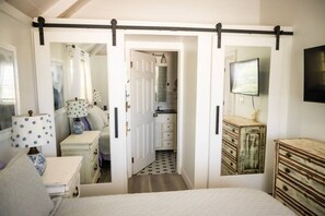 2 Schlafzimmer, Schreibtisch, Bügeleisen/Bügelbrett, Reisekinderbett