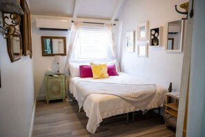 2 bedrooms, desk, iron/ironing board, travel cot - The Royal Wait - An Elegant Retreat (Christiansted)