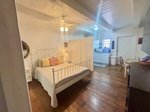 1 dormitorio, escritorio, tabla de planchar con plancha y cuna de viaje