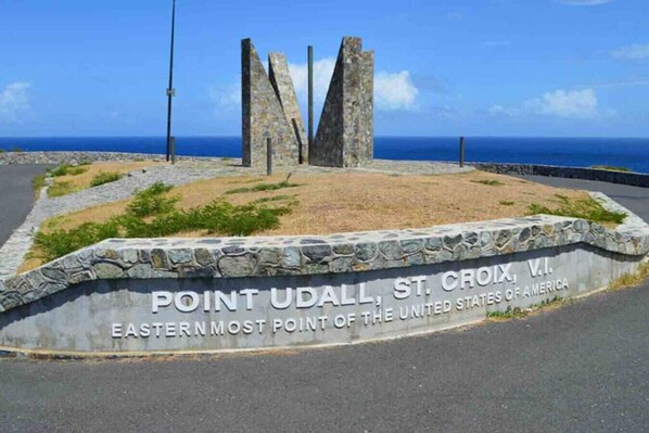 Un panneau indiquant que le point Udall, à Sainte-Croix, dans les îles Vierges américaines, est le point le plus à l ’est des États-Unis d’Amérique.