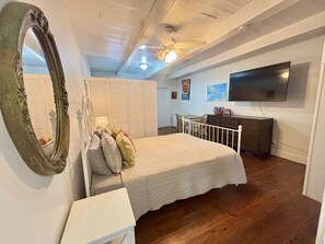 1 habitación, escritorio, tabla de planchar con plancha y cuna de viaje 